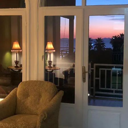 Seaside M And B House *